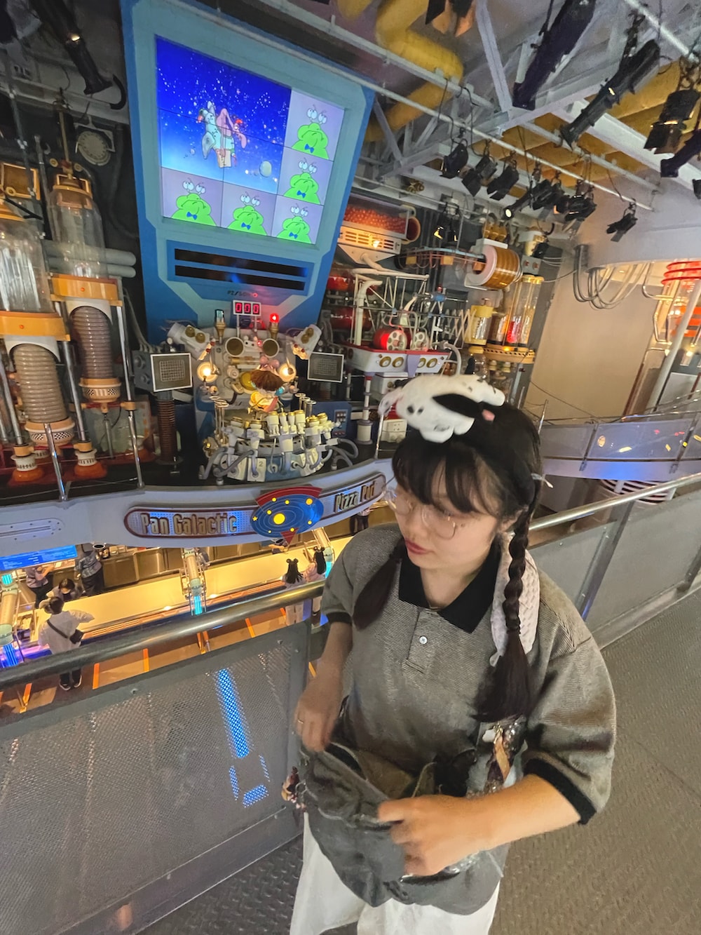 ホワイト系のワンピース、ブラック系のポロシャツ、グレー系のバッグを着用したレディースの夏コーディネートの2枚目の写真