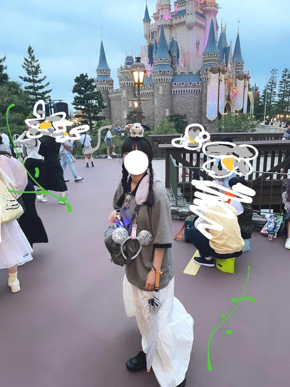 ホワイト系のワンピース、ブラック系のポロシャツ、グレー系のバッグを着用したレディースの夏コーディネートの5枚目の写真