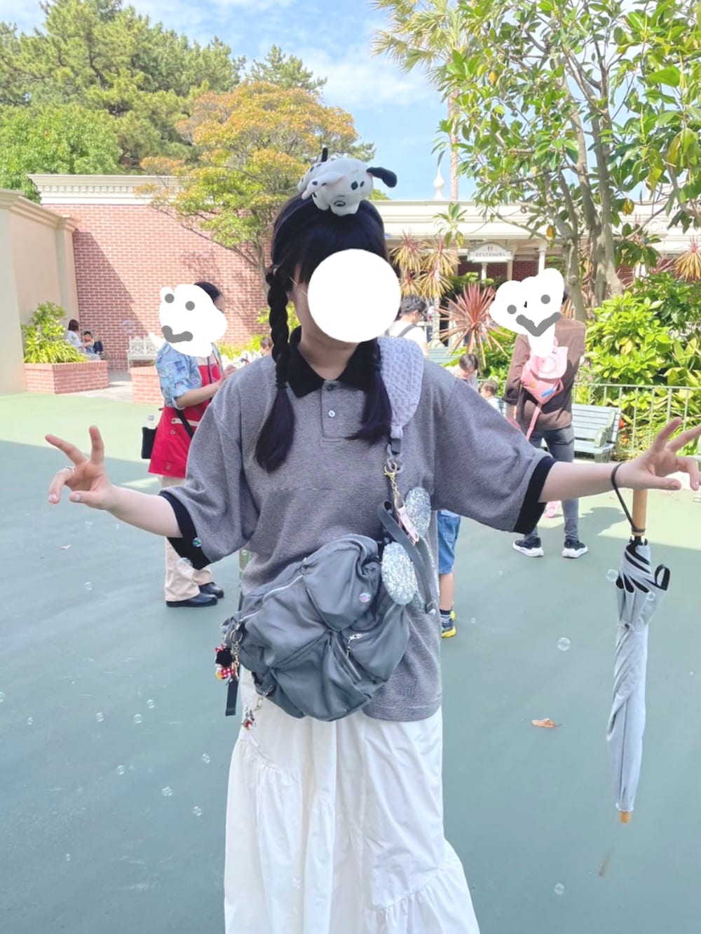 ホワイト系のワンピース、ブラック系のポロシャツ、グレー系のバッグを着用したレディースの夏コーディネートの4枚目の写真