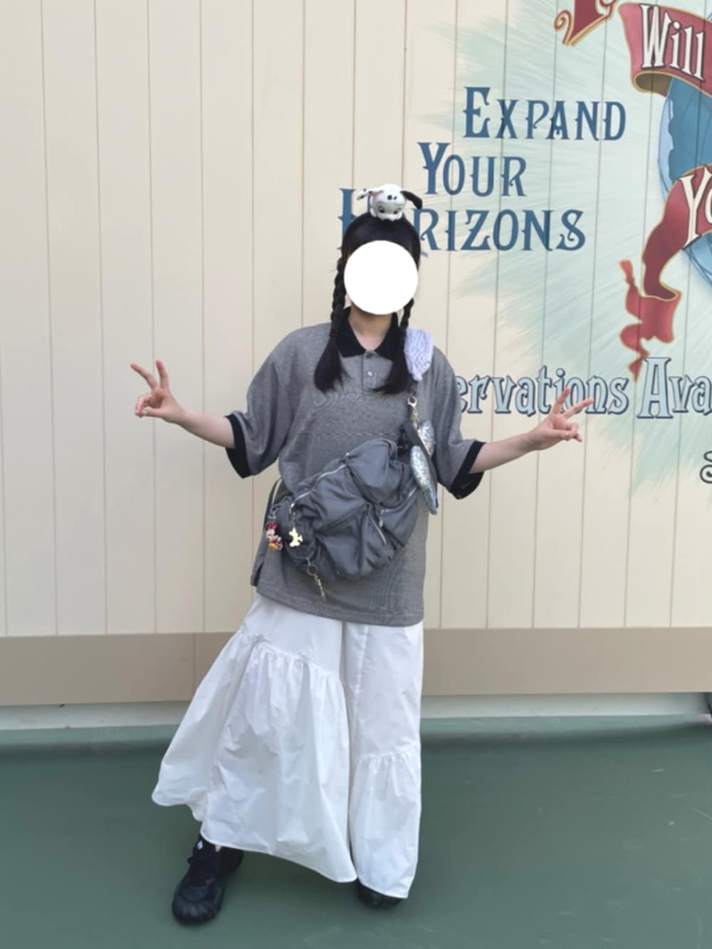 ホワイト系のワンピース、ブラック系のポロシャツ、グレー系のバッグを着用したレディースの夏コーディネートの3枚目の写真