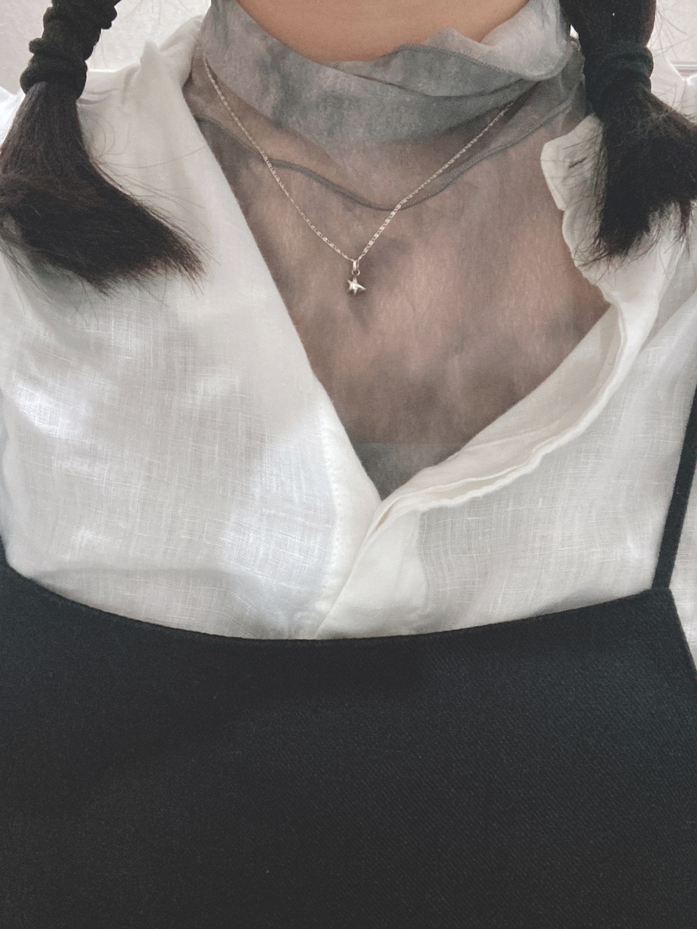 ブラック系のワンピース/ドレス、ホワイト系のシャツ/ブラウス、グレー系のシャツ/ブラウスを着用したレディースの秋コーディネートの2枚目の写真