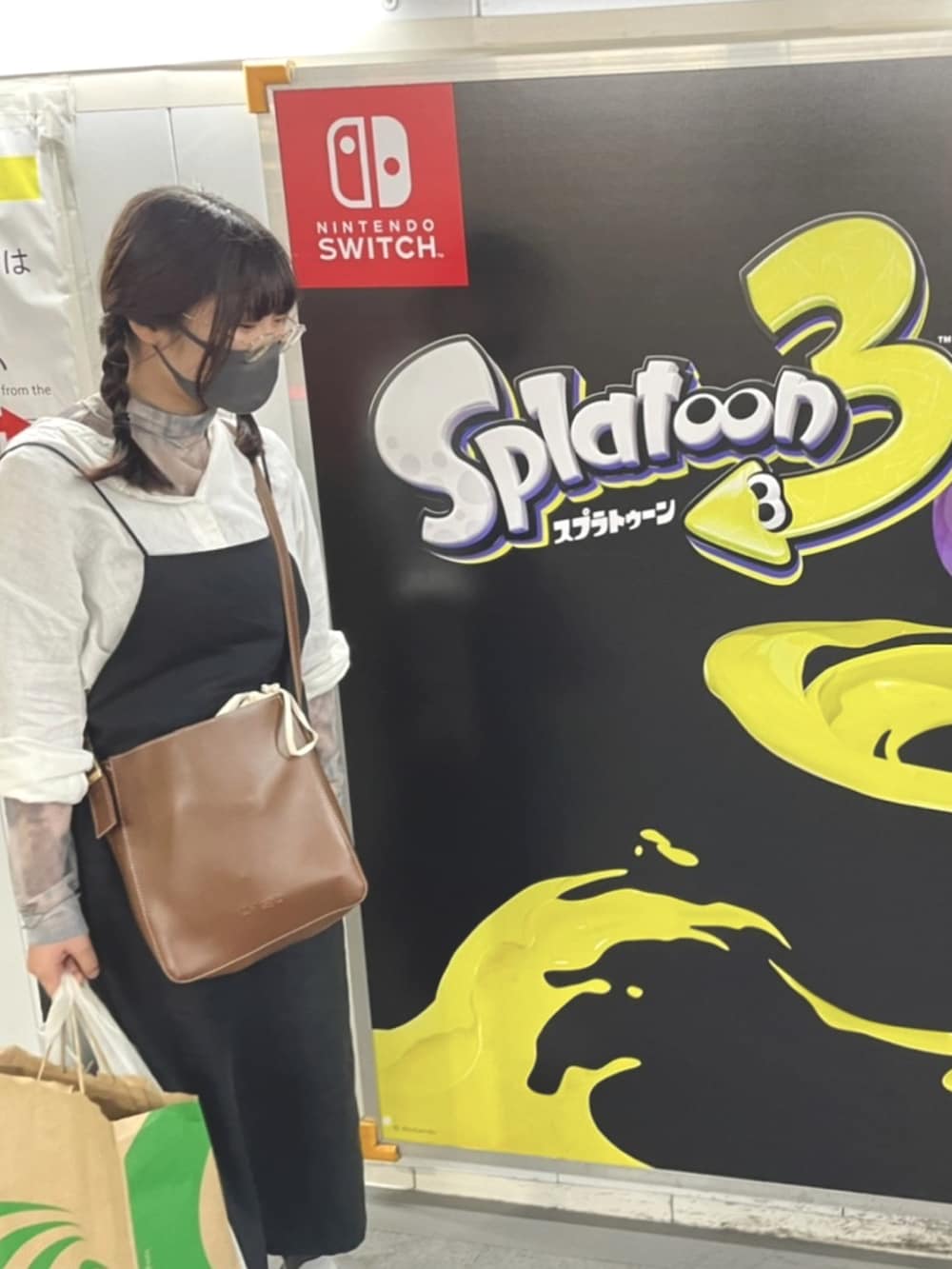 ブラック系のワンピース/ドレス、ホワイト系のシャツ/ブラウス、グレー系のシャツ/ブラウスを着用したレディースの秋コーディネートの3枚目の写真