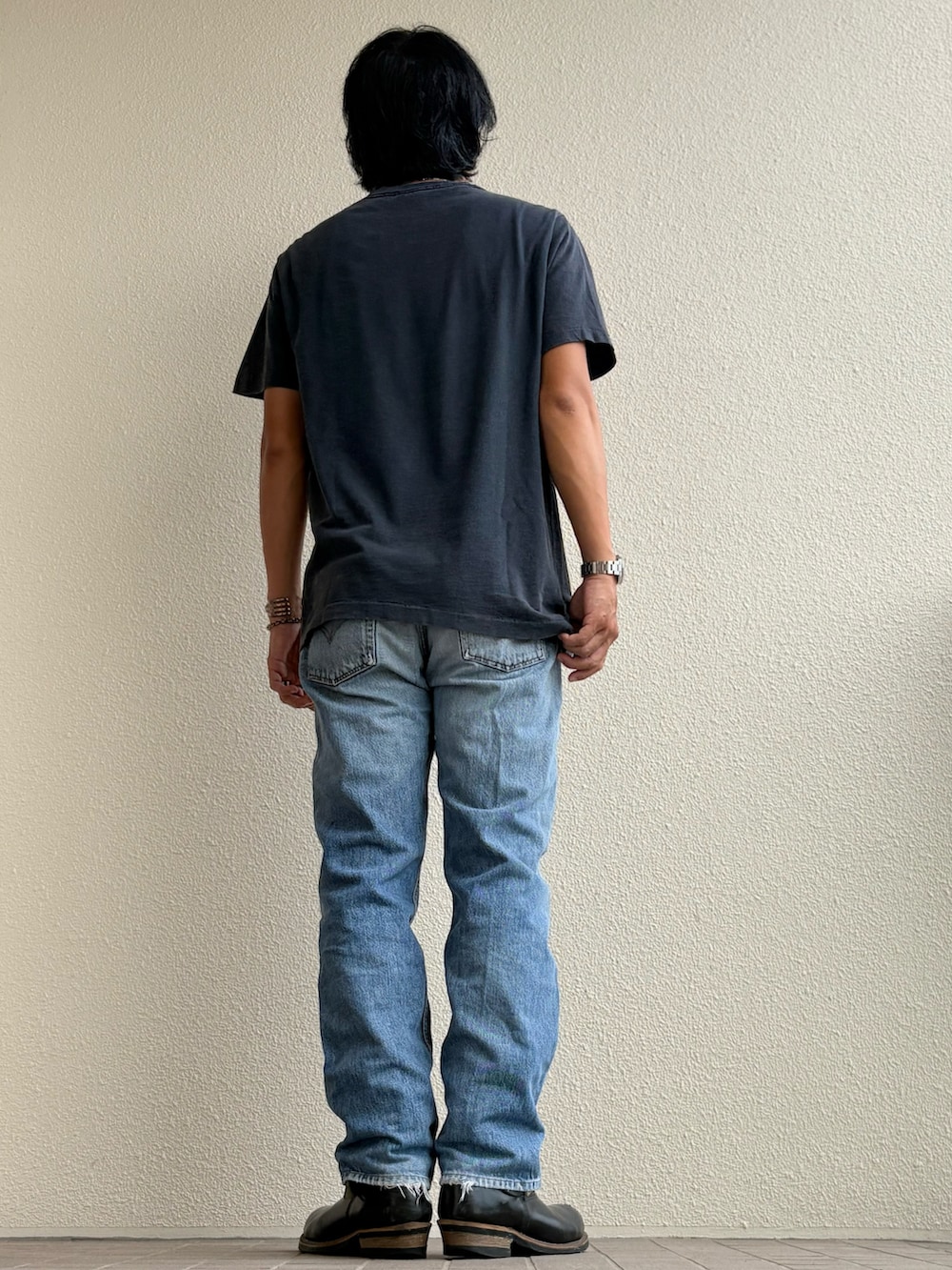 ブラウン系のメガネを着用したメンズの秋コーディネートの2枚目の写真