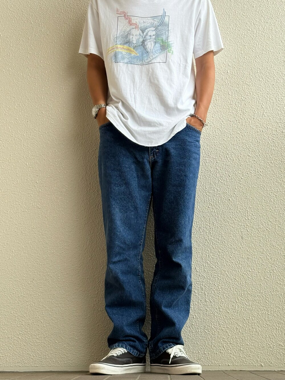 ブラック系のスニーカーを着用したメンズの夏コーディネートの2枚目の写真