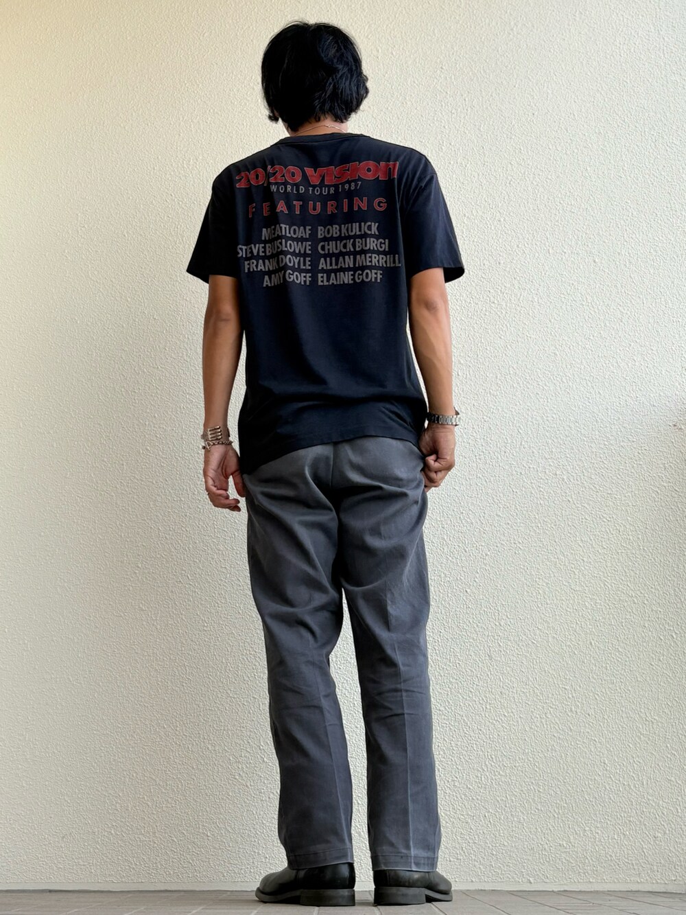 ブラウン系のメガネを着用したメンズの秋コーディネートの2枚目の写真