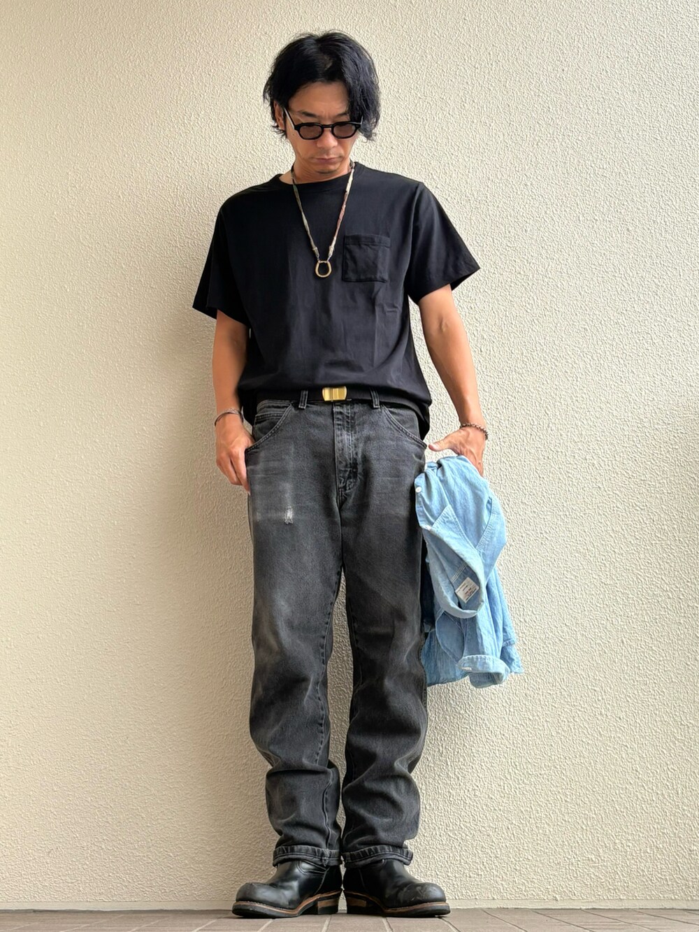 ブルー系のシャツ/ブラウスを着用したメンズの秋コーディネートの3枚目の写真