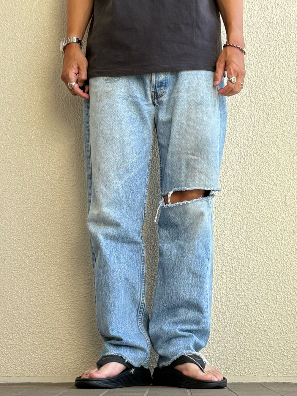 ブラック系のサンダルを着用したメンズの夏コーディネートの2枚目の写真