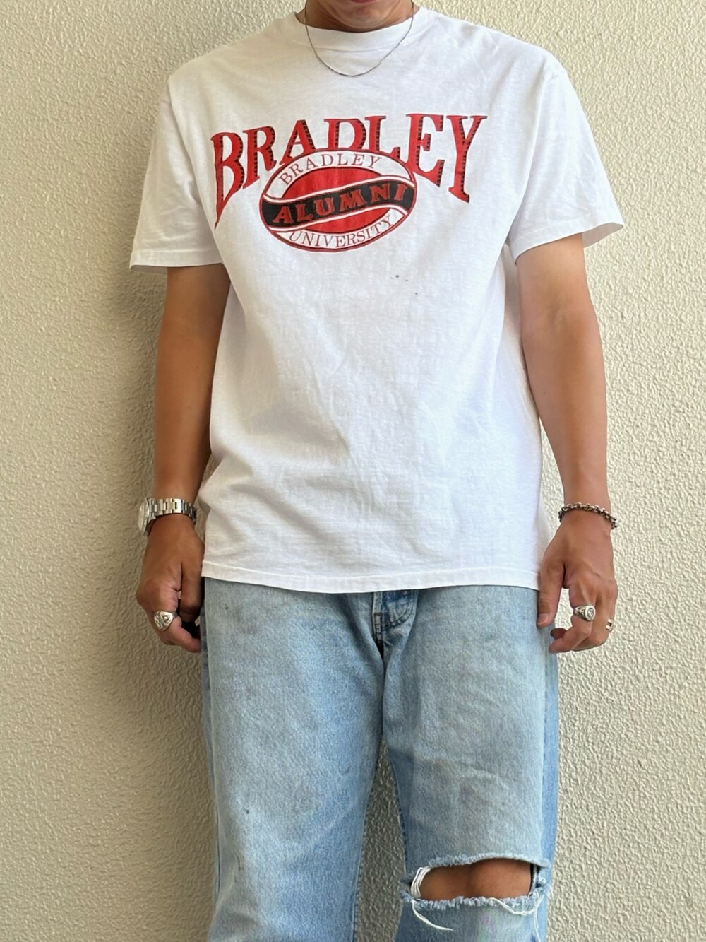 ブラック系のスニーカーを着用したメンズの夏コーディネートの2枚目の写真