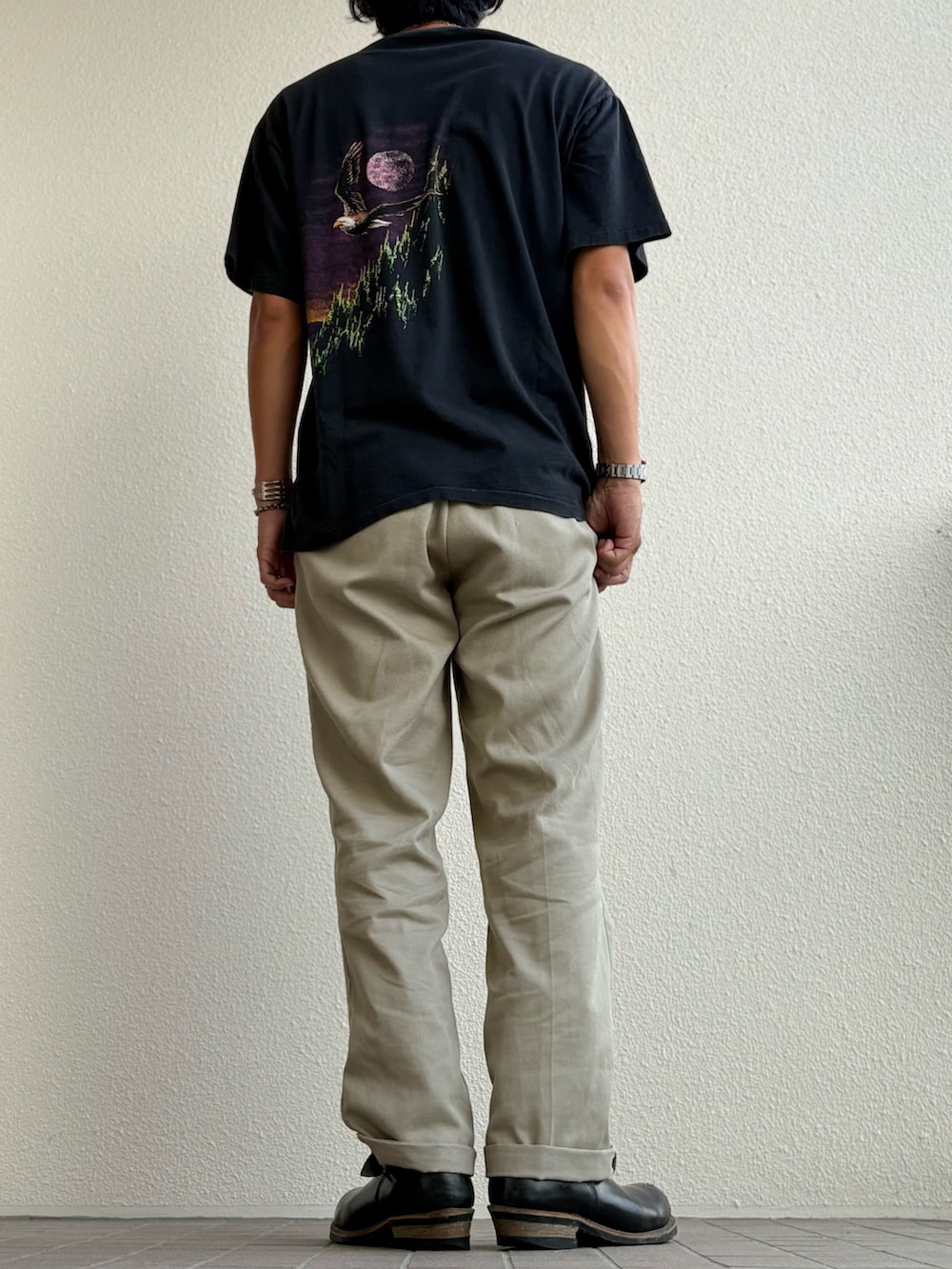 グリーン系のチノパンツ、ブラウン系のメガネを着用したメンズの秋コーディネートの2枚目の写真