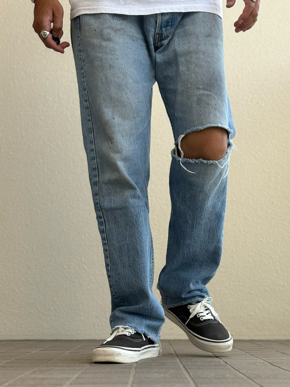 ブラック系のスニーカーを着用したメンズの夏コーディネートの3枚目の写真