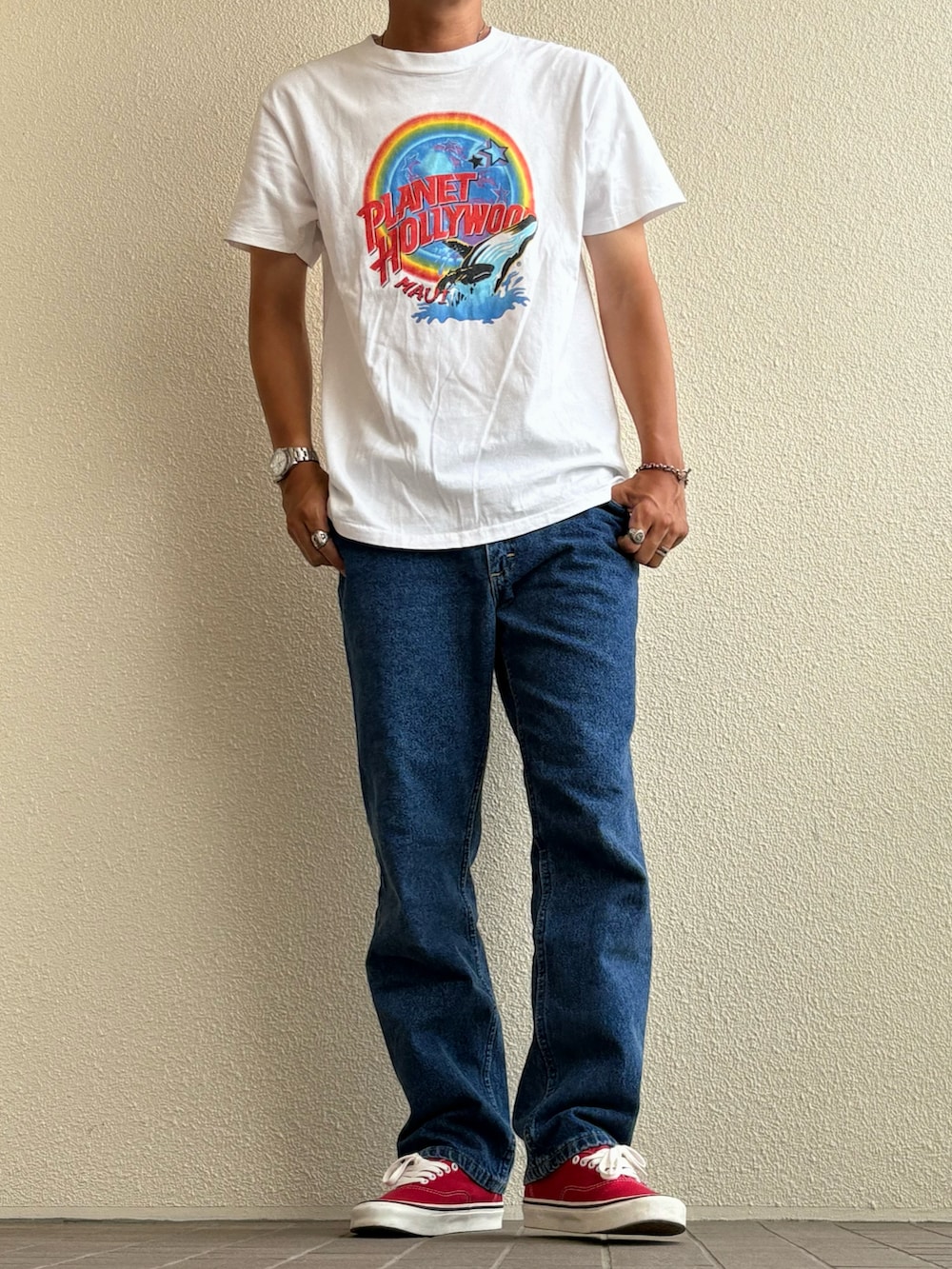 レッド系のスニーカーを着用したメンズの夏コーディネートの2枚目の写真