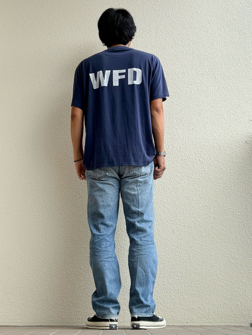 ブラック系のスニーカーを着用したメンズの夏コーディネートの2枚目の写真