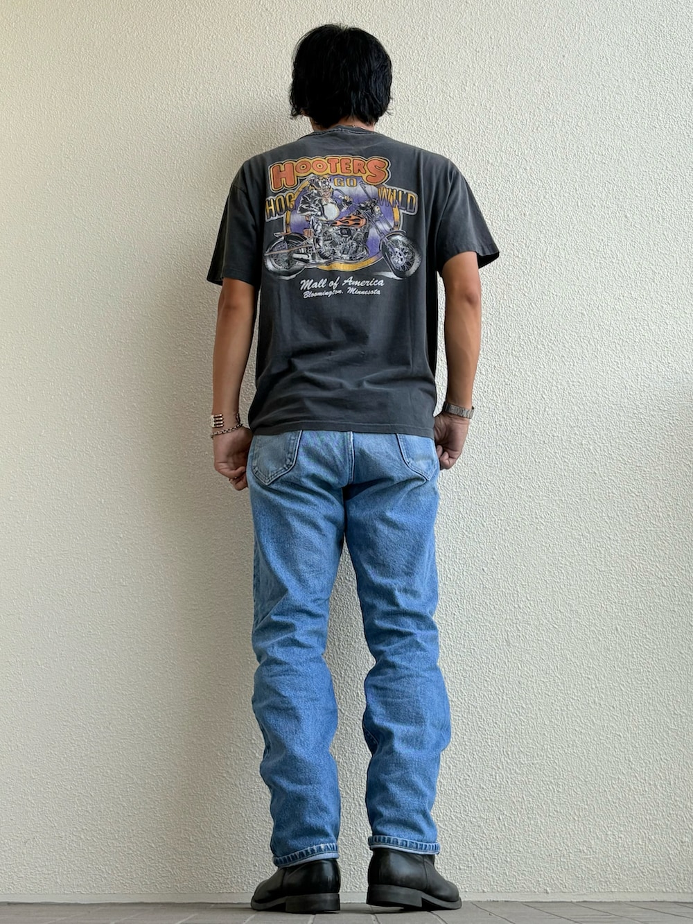 ブラウン系のメガネを着用したメンズの秋コーディネートの2枚目の写真