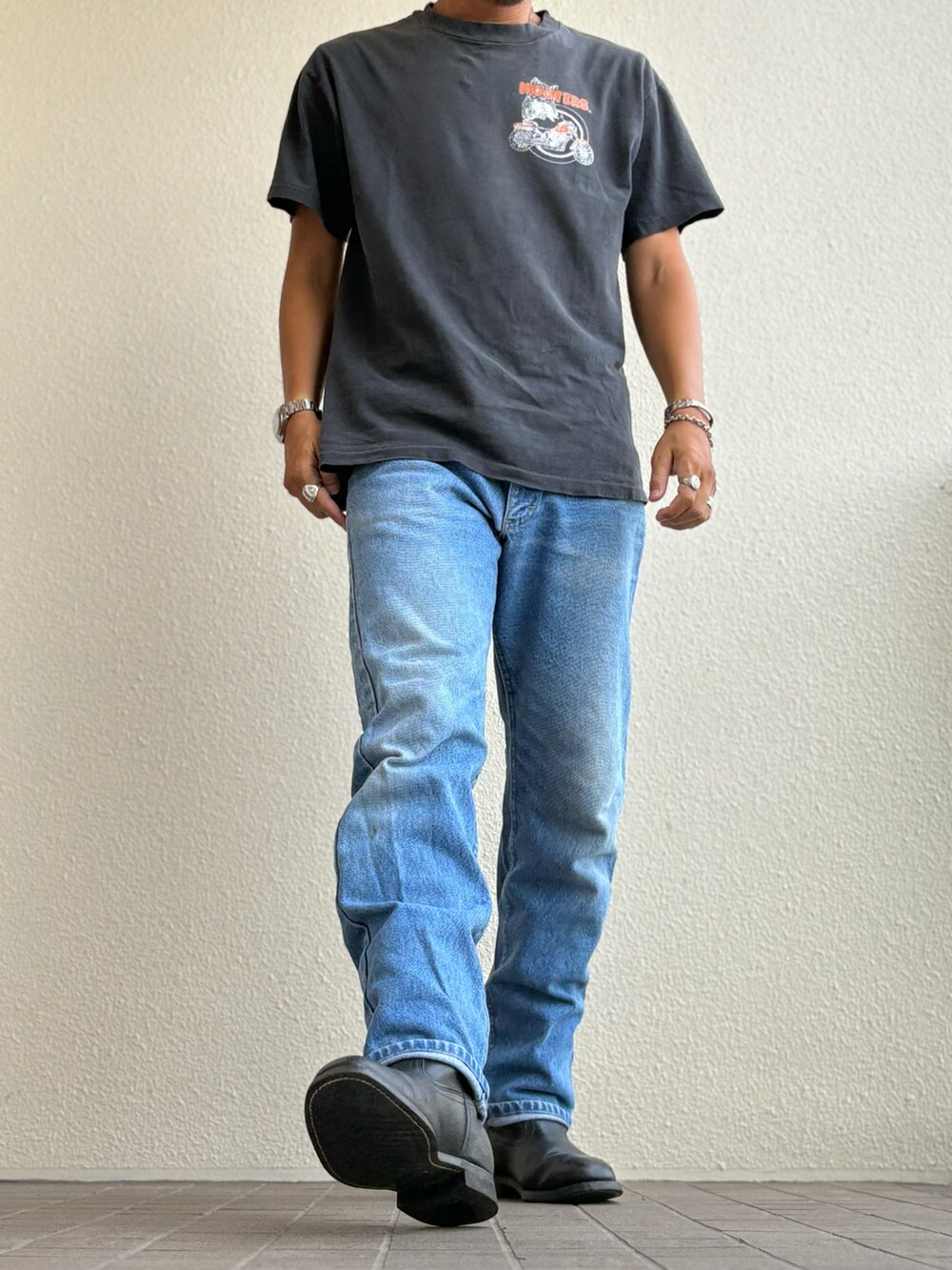 ブラウン系のメガネを着用したメンズの秋コーディネートの3枚目の写真