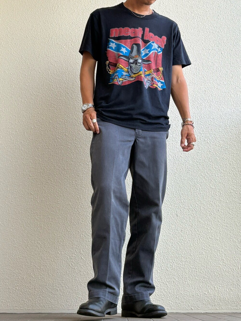 ブラウン系のメガネを着用したメンズの秋コーディネートの4枚目の写真