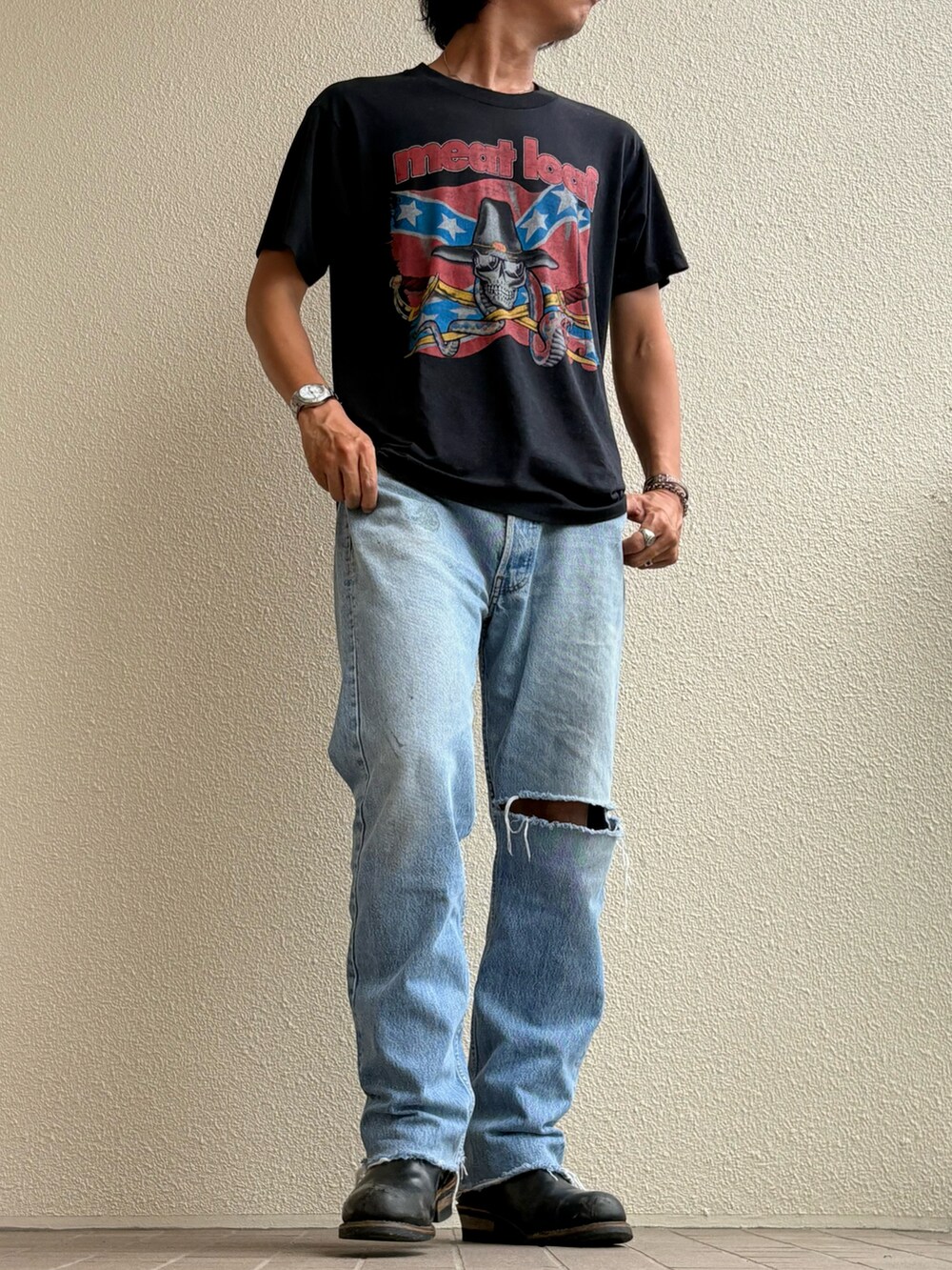 ブラウン系のメガネを着用したメンズの秋コーディネートの3枚目の写真