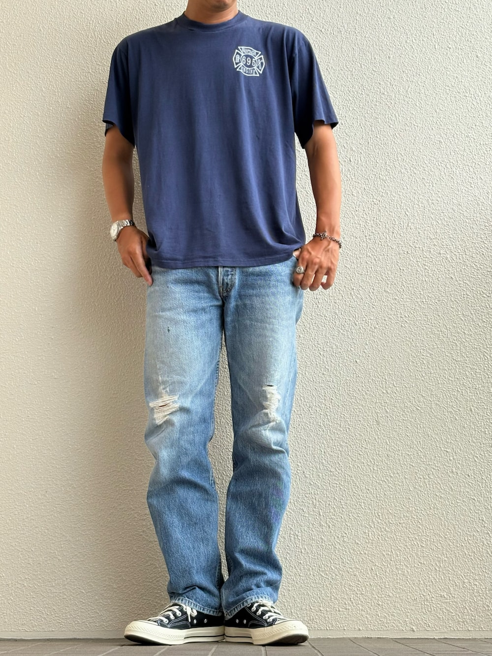 ブラック系のスニーカーを着用したメンズの夏コーディネートの3枚目の写真