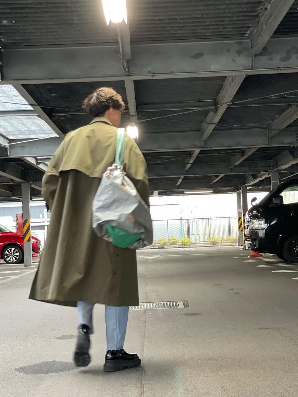 グリーン系のその他アウター、グリーン系のカーディガン/ボレロ、オレンジ系のシャツ/ブラウスを着用したメンズの夏コーディネートの3枚目の写真