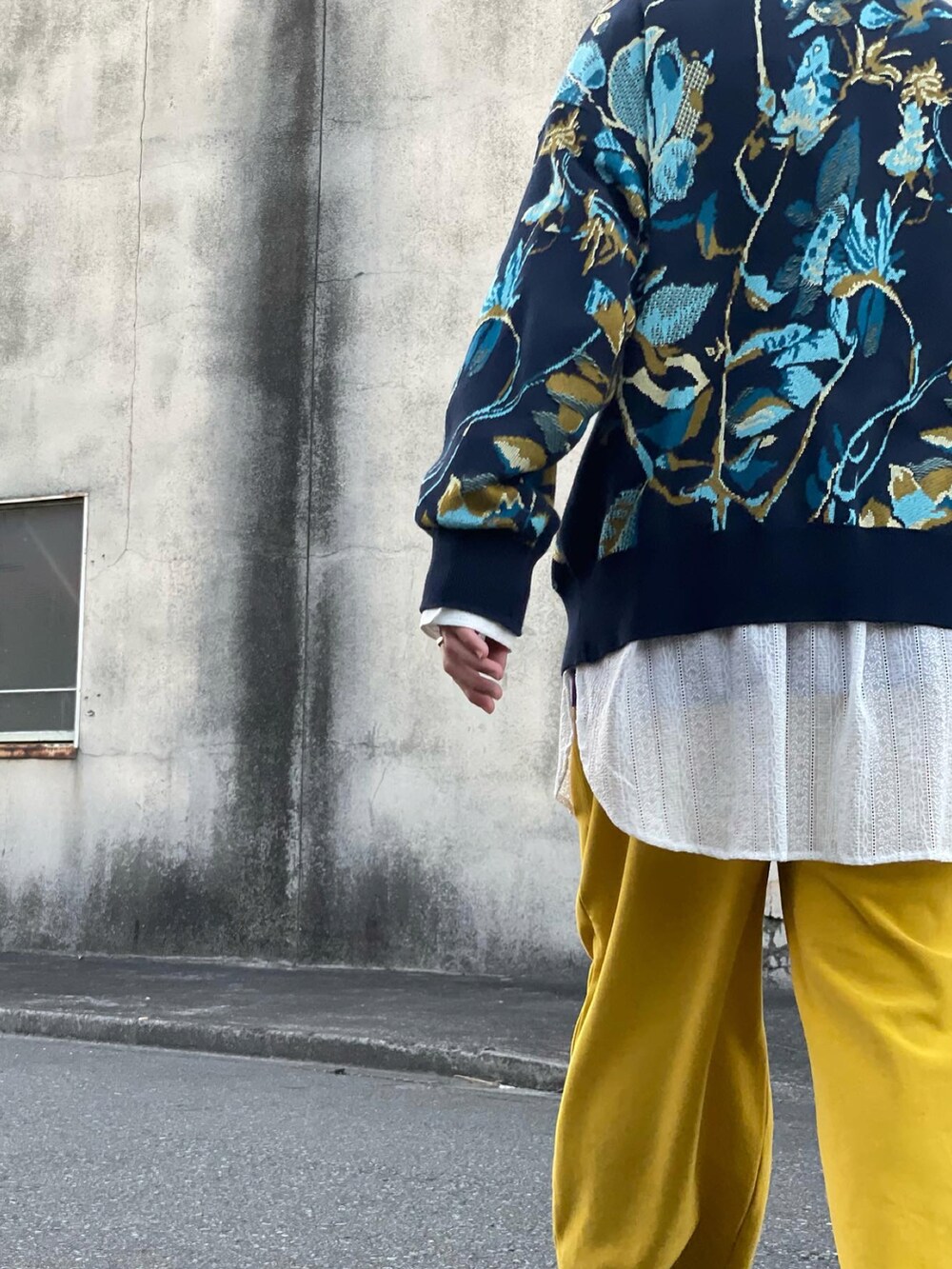 ブルー系のカーディガン/ボレロ、ホワイト系のシャツ/ブラウス、パープル系のTシャツ/カットソーを着用したメンズの夏コーディネートの3枚目の写真