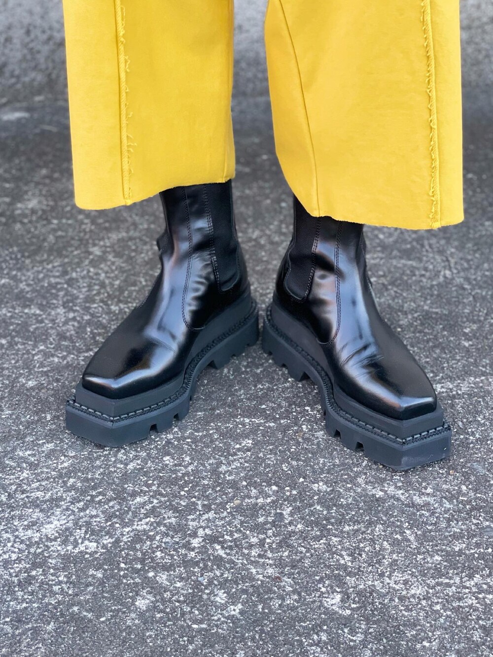 ブルー系のカーディガン/ボレロ、ホワイト系のシャツ/ブラウス、パープル系のTシャツ/カットソーを着用したメンズの夏コーディネートの5枚目の写真