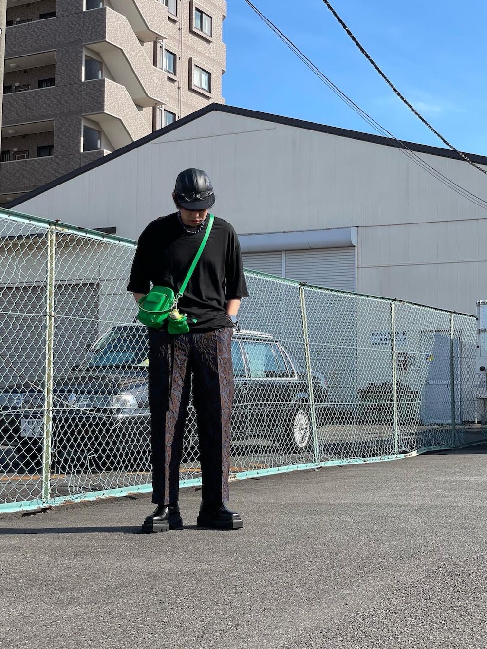 ブラック系のTシャツ/カットソー、グリーン系のショルダーバッグ、ブルー系のその他パンツを着用したメンズの秋コーディネートの3枚目の写真
