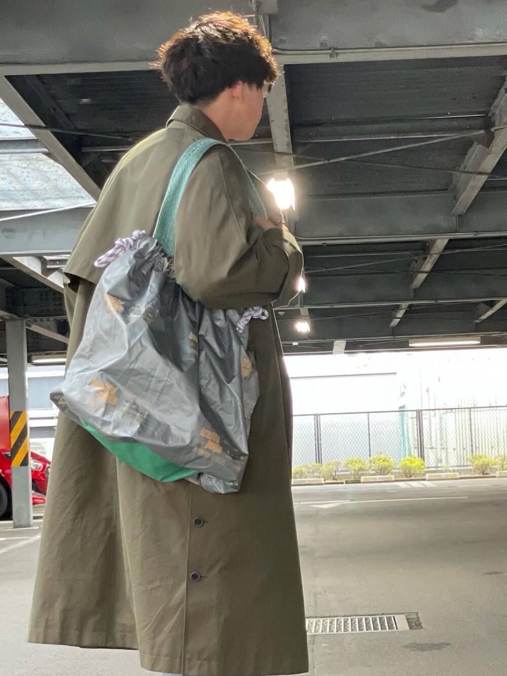 グリーン系のその他アウター、グリーン系のカーディガン/ボレロ、オレンジ系のシャツ/ブラウスを着用したメンズの夏コーディネートの4枚目の写真