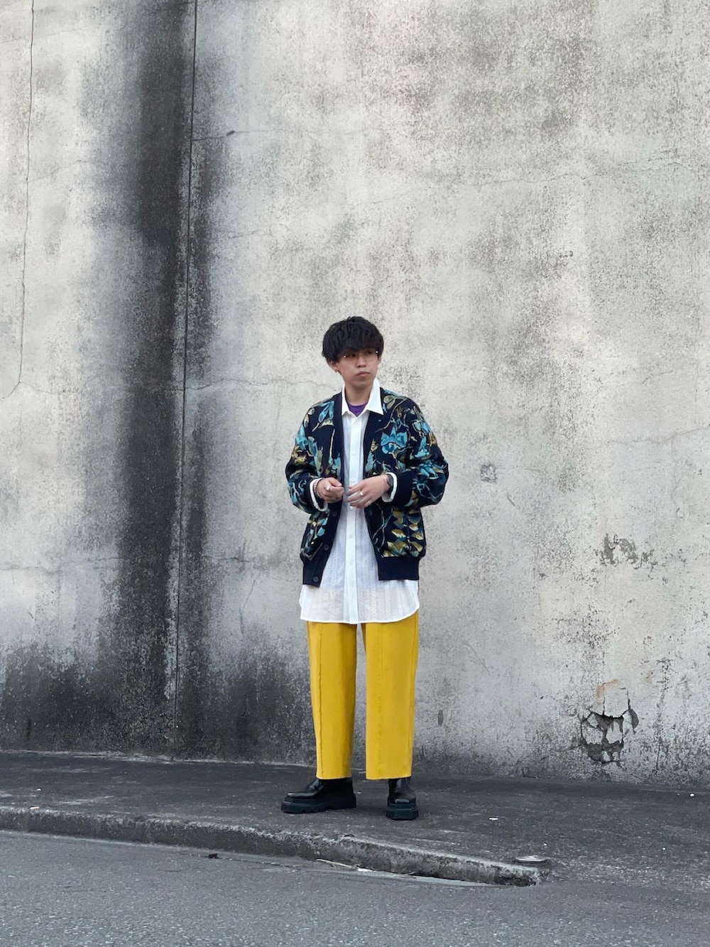 ブルー系のカーディガン/ボレロ、ホワイト系のシャツ/ブラウス、パープル系のTシャツ/カットソーを着用したメンズの夏コーディネートの2枚目の写真