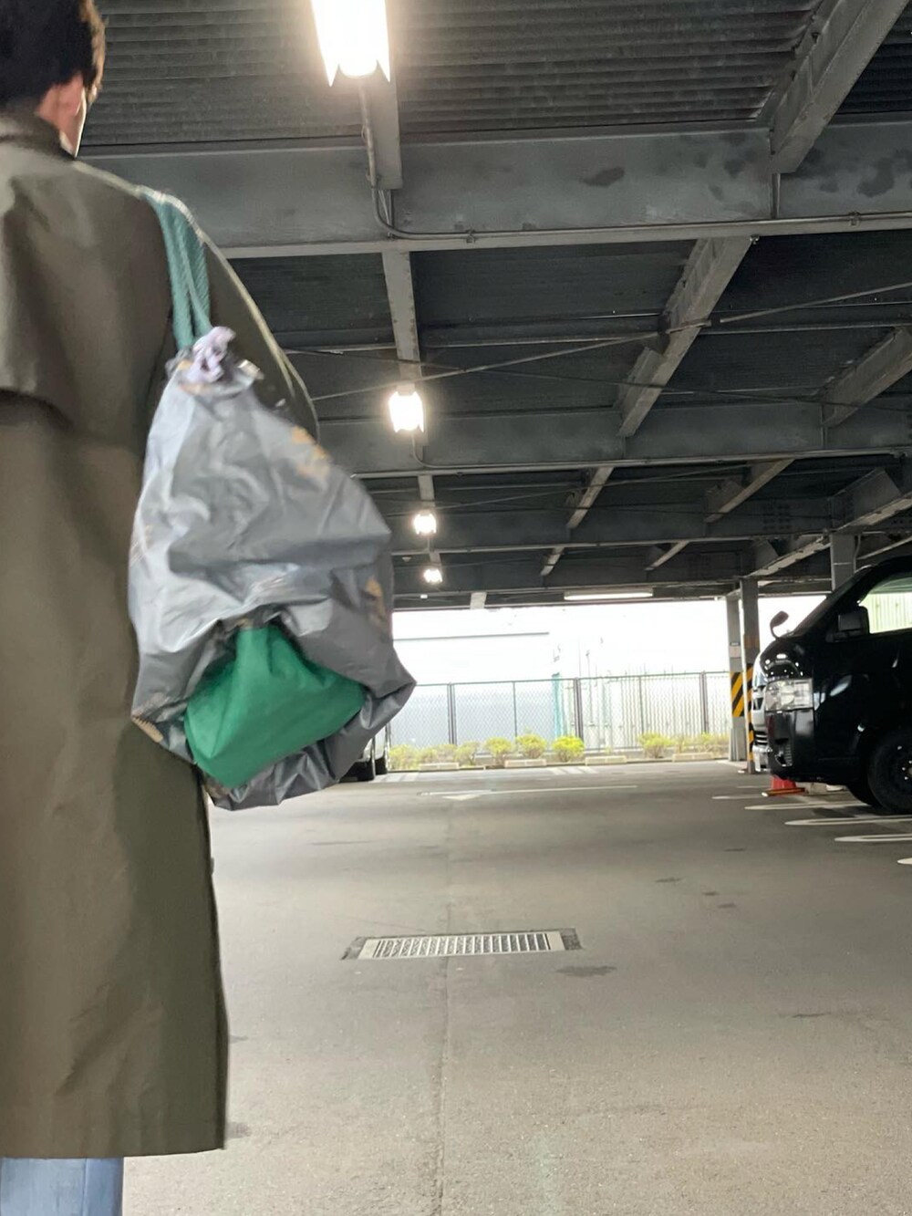 グリーン系のその他アウター、グリーン系のカーディガン/ボレロ、オレンジ系のシャツ/ブラウスを着用したメンズの夏コーディネートの2枚目の写真