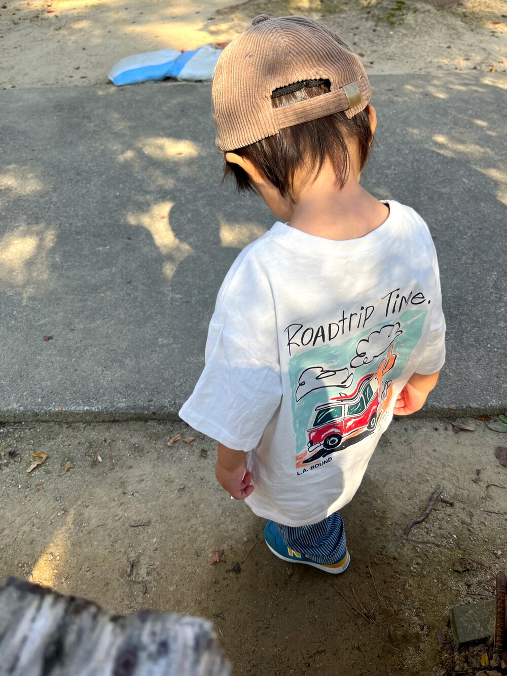「男の子、キャップ、秋コーデ」｜「ZARA KIDSのアイテム（Tシャツ/カットソー、ホワイト系）」を使った、ＫＫさん（キッズ・70cm）の秋コーディネートの2枚目の写真