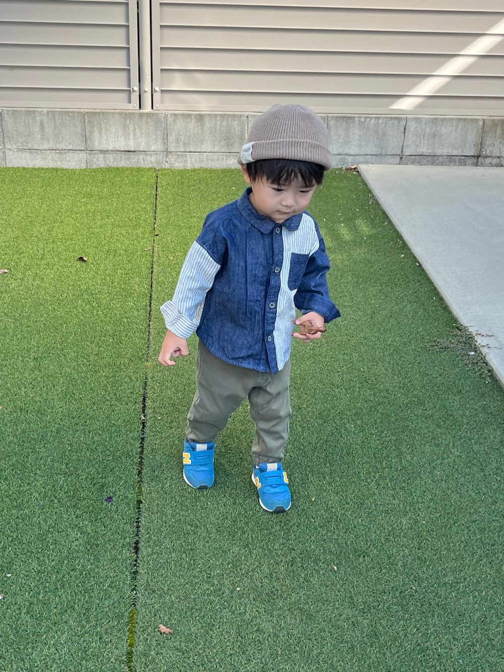 「ピースができる様になった、２歳半男の子、やっと11キロ超えた、ニット帽小さい…、休日スタイル、ニット帽、秋コーデ、男の子コーデ」｜「apres les coursの【リンクコーデ可能】異素材切替シャツ（シャツ/ブラウス、その他）」を使った、ＫＫさん（キッズ・70cm）の秋コーディネートの3枚目の写真