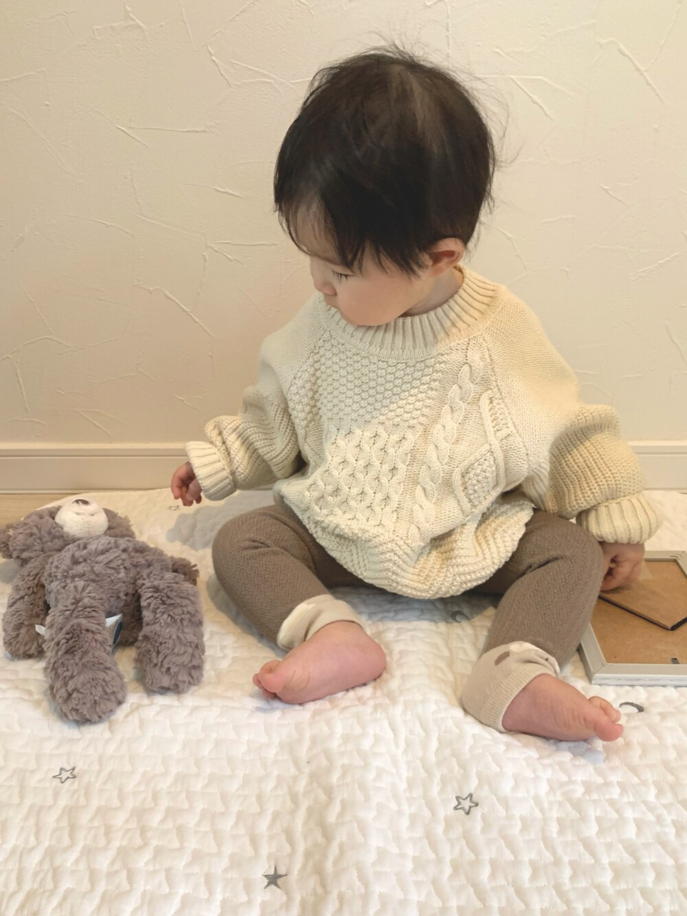 「10ヶ月、むすこーで、ニットコーデ、ひつじ」｜「BREEZEのウォッシャブルニット（ニット/セーター、ホワイト系）」を使った、ＫＫさん（キッズ・70cm）の冬コーディネートの2枚目の写真