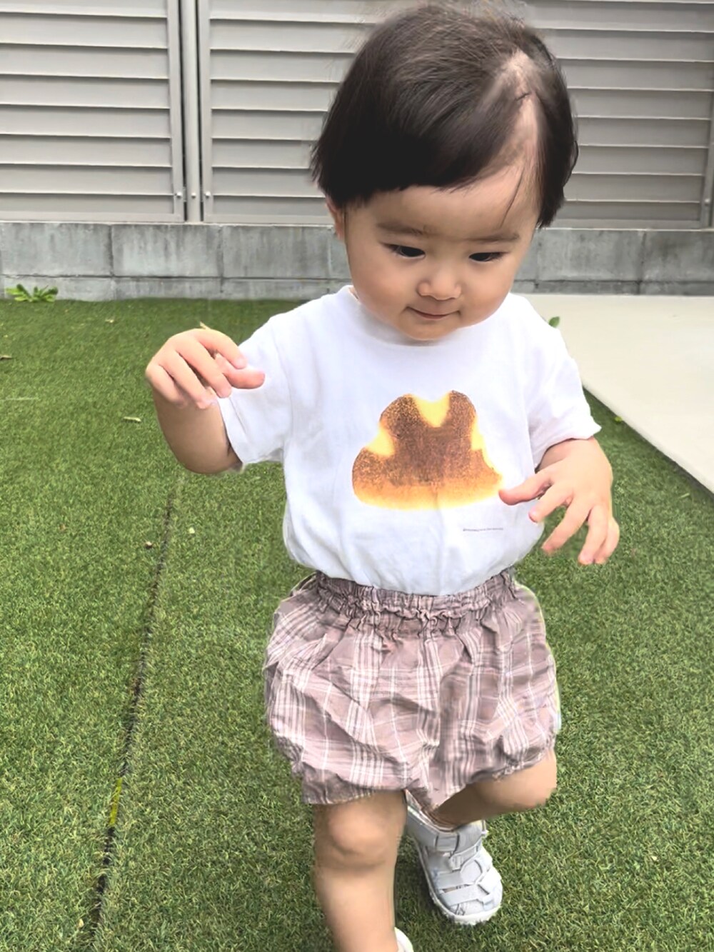 「むすこーで」｜「petit mainの水抜きソールサンダル（サンダル、ブラック系）」を使った、ＫＫさん（キッズ・70cm）の夏コーディネートの2枚目の写真