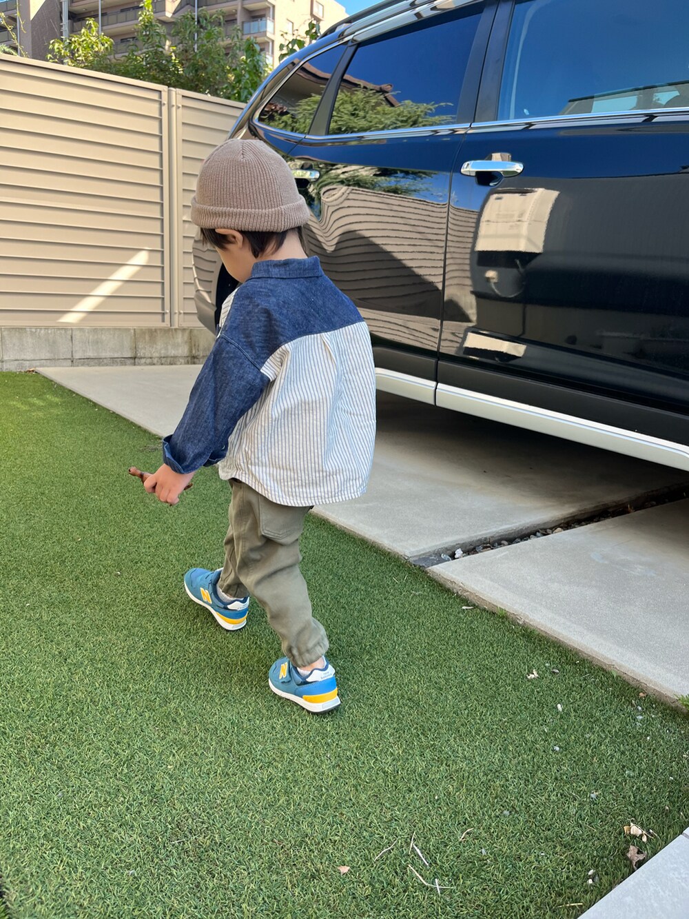 「ピースができる様になった、２歳半男の子、やっと11キロ超えた、ニット帽小さい…、休日スタイル、ニット帽、秋コーデ、男の子コーデ」｜「apres les coursの【リンクコーデ可能】異素材切替シャツ（シャツ/ブラウス、その他）」を使った、ＫＫさん（キッズ・70cm）の秋コーディネートの2枚目の写真