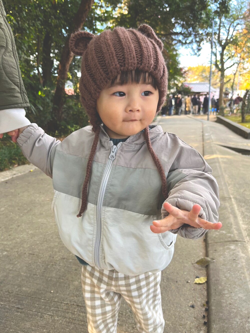 「むすこーで」｜「apres les coursのバイカラーあったかジャケット（その他アウター、ベージュ系）」を使った、ＫＫさん（キッズ・70cm）の冬コーディネートの2枚目の写真
