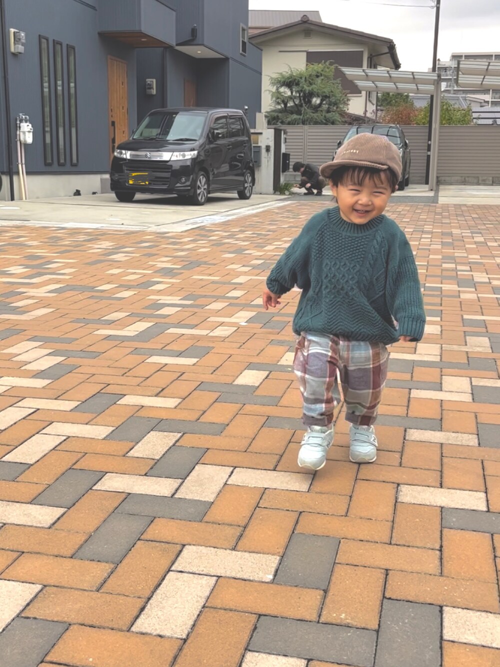 グリーン系のニット/セーター、ブラウン系のその他パンツを着用したキッズの冬コーディネートの3枚目の写真