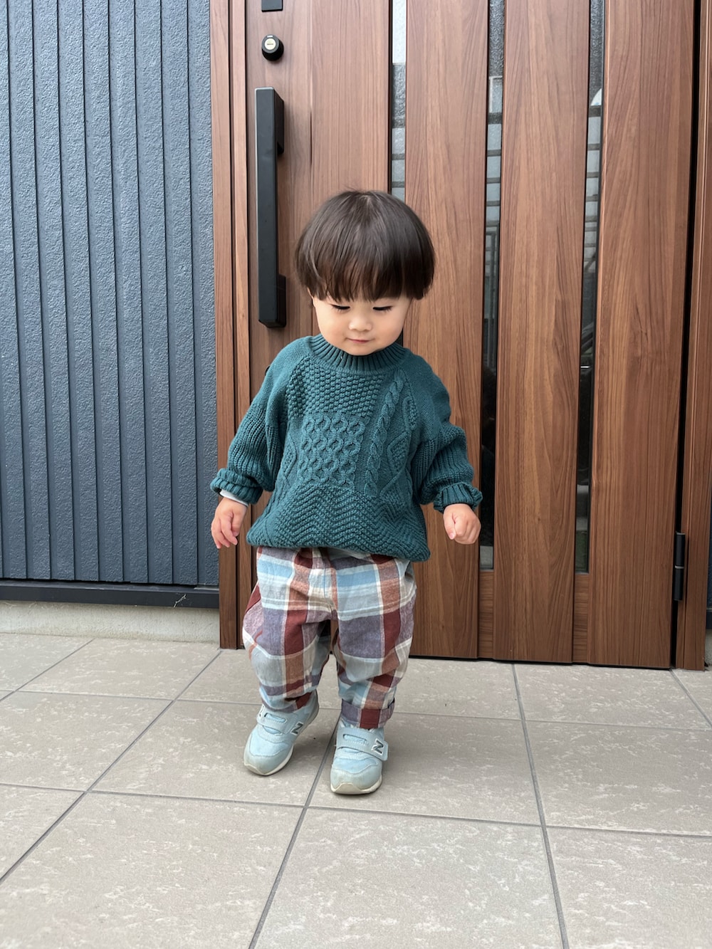 グリーン系のニット/セーター、ブラウン系のその他パンツを着用したキッズの冬コーディネートの2枚目の写真