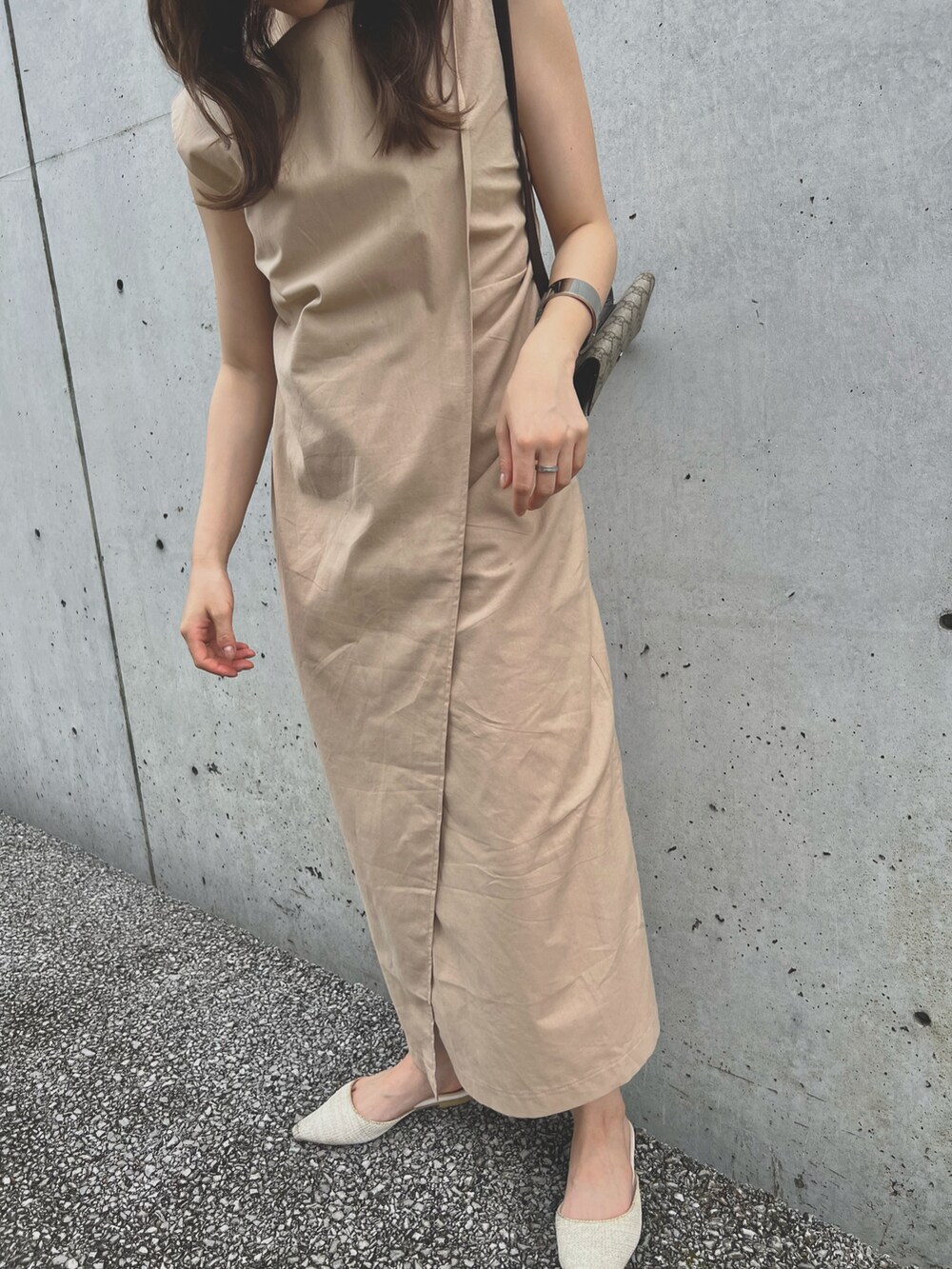 ホワイト系のサンダル、ベージュ系のワンピースを着用したレディースの夏コーディネートの3枚目の写真