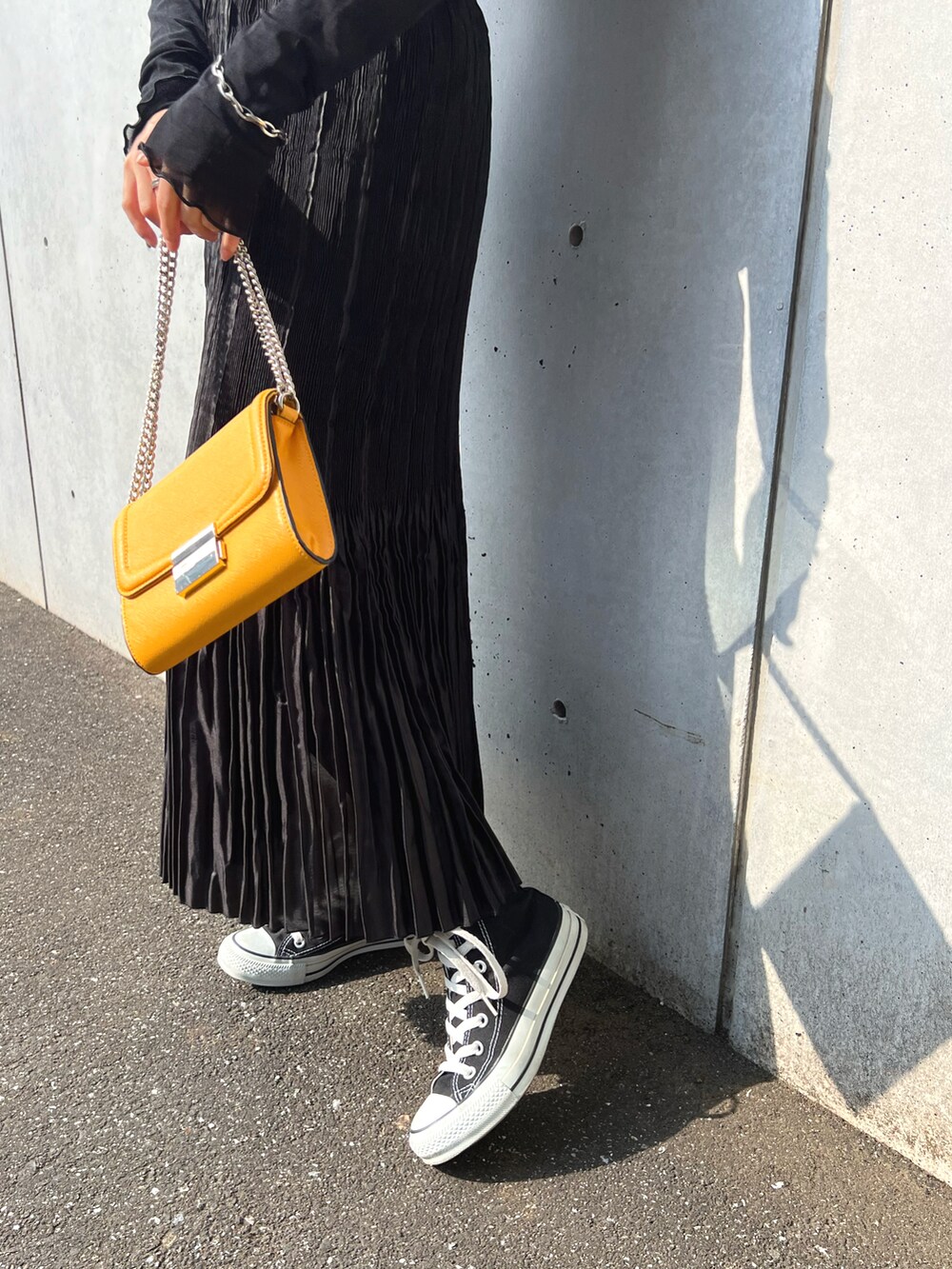 「春コーデ、カジュアルコーデ、スニーカーコーデ、モノトーン、シアートップス、スニーカー、低身長コーデ、ミニバッグ、converse、キャップ、モノトーンコーデ、低身長、プチプラ、プチプラコーデ、シースルー」｜「H&Mのアイテム（ショルダーバッグ、イエロー系）」を使った、  𝑅𝐼𝑁𝐴さん（レディース・152cm）の春コーディネートの5枚目の写真