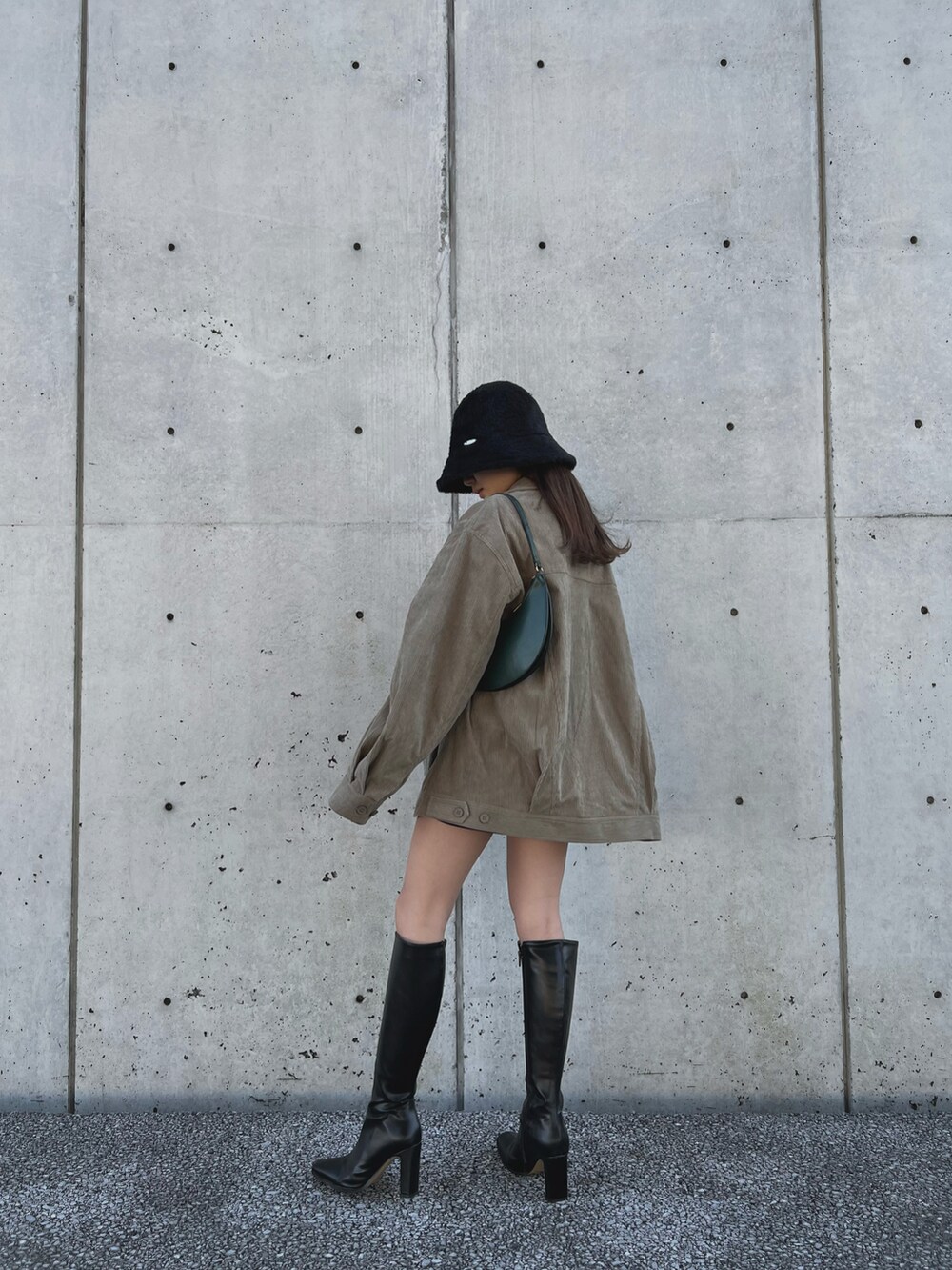 「WEARハロウィン2022、ロングブーツ、オーバーサイズ、コーデュロイジャケット、韓国ファッション、低身長、低身長コーデ、低身長女子、プチプラ、ビッグシルエット、ECRIRE、コーデュロイ、ブーツスタイル、ジャケット、アウター」｜「14+のシャギーサーモハット（ハット、ブラック系）」を使った、  𝑅𝐼𝑁𝐴さん（レディース・152cm）の秋コーディネートの2枚目の写真