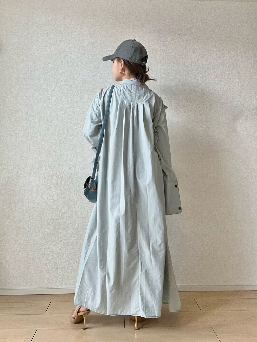 「春服みてみて、休日スタイル、春カラー、低身長コーデ、プチプラ、低身長女子、トレンチコート、HANNE、hanne_ootd、アン、大人カジュアル、着回しコーデ、オフィスカジュアル、シンプルコーデ、低身長」｜「HANNEのﾛﾝｸﾞｼｬﾂｱｳﾀｰ（ノーカラーコート、グレー系）」を使った、  𝑅𝐼𝑁𝐴さん（レディース・152cm）の春コーディネートの2枚目の写真