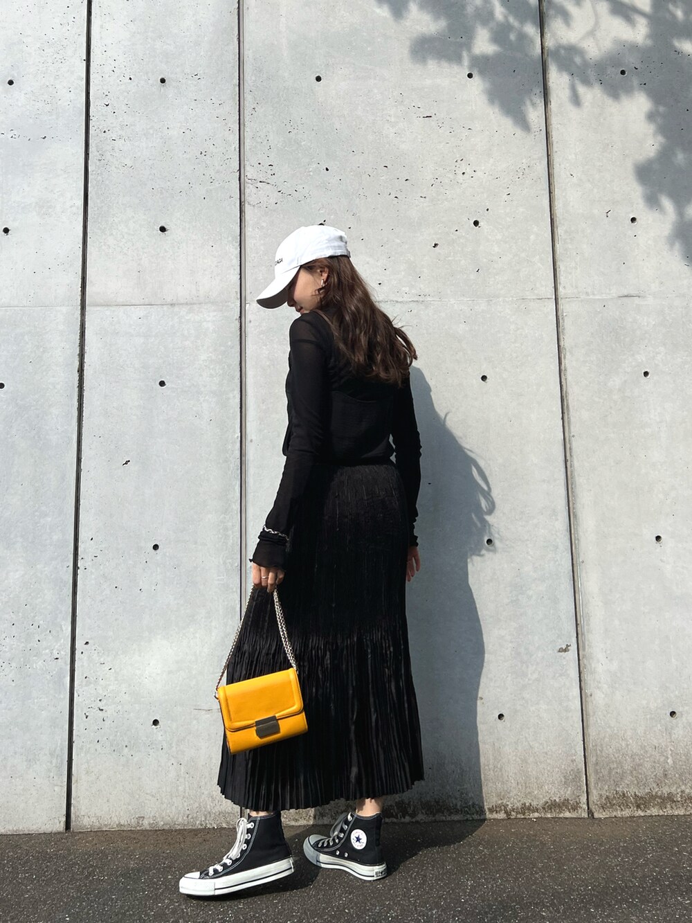 「春コーデ、カジュアルコーデ、スニーカーコーデ、モノトーン、シアートップス、スニーカー、低身長コーデ、ミニバッグ、converse、キャップ、モノトーンコーデ、低身長、プチプラ、プチプラコーデ、シースルー」｜「H&Mのアイテム（ショルダーバッグ、イエロー系）」を使った、  𝑅𝐼𝑁𝐴さん（レディース・152cm）の春コーディネートの2枚目の写真