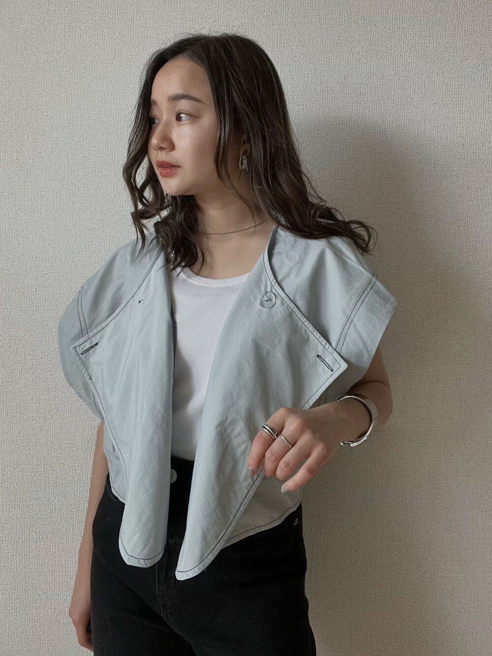 「春服みてみて、休日スタイル、春カラー、低身長コーデ、プチプラ、低身長女子、トレンチコート、HANNE、hanne_ootd、アン、大人カジュアル、着回しコーデ、オフィスカジュアル、シンプルコーデ、低身長」｜「HANNEのﾛﾝｸﾞｼｬﾂｱｳﾀｰ（ノーカラーコート、グレー系）」を使った、  𝑅𝐼𝑁𝐴さん（レディース・152cm）の春コーディネートの3枚目の写真
