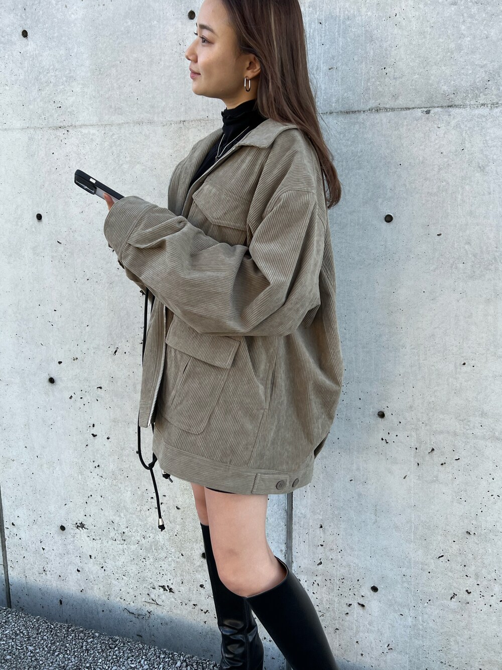 「WEARハロウィン2022、ロングブーツ、オーバーサイズ、コーデュロイジャケット、韓国ファッション、低身長、低身長コーデ、低身長女子、プチプラ、ビッグシルエット、ECRIRE、コーデュロイ、ブーツスタイル、ジャケット、アウター」｜「14+のシャギーサーモハット（ハット、ブラック系）」を使った、  𝑅𝐼𝑁𝐴さん（レディース・152cm）の秋コーディネートの3枚目の写真