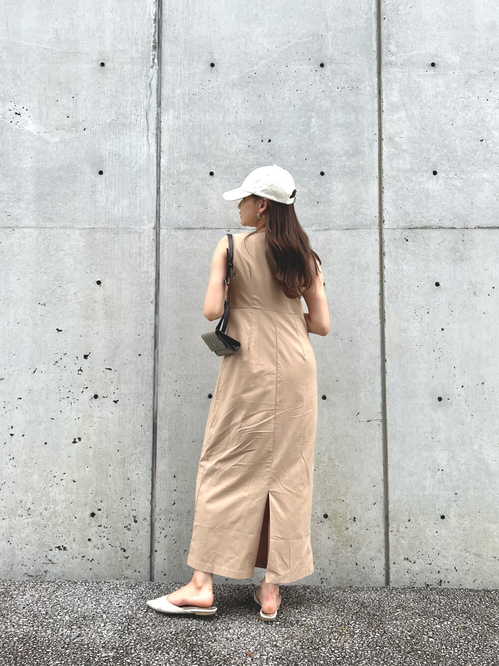 ホワイト系のサンダル、ベージュ系のワンピースを着用したレディースの夏コーディネートの4枚目の写真