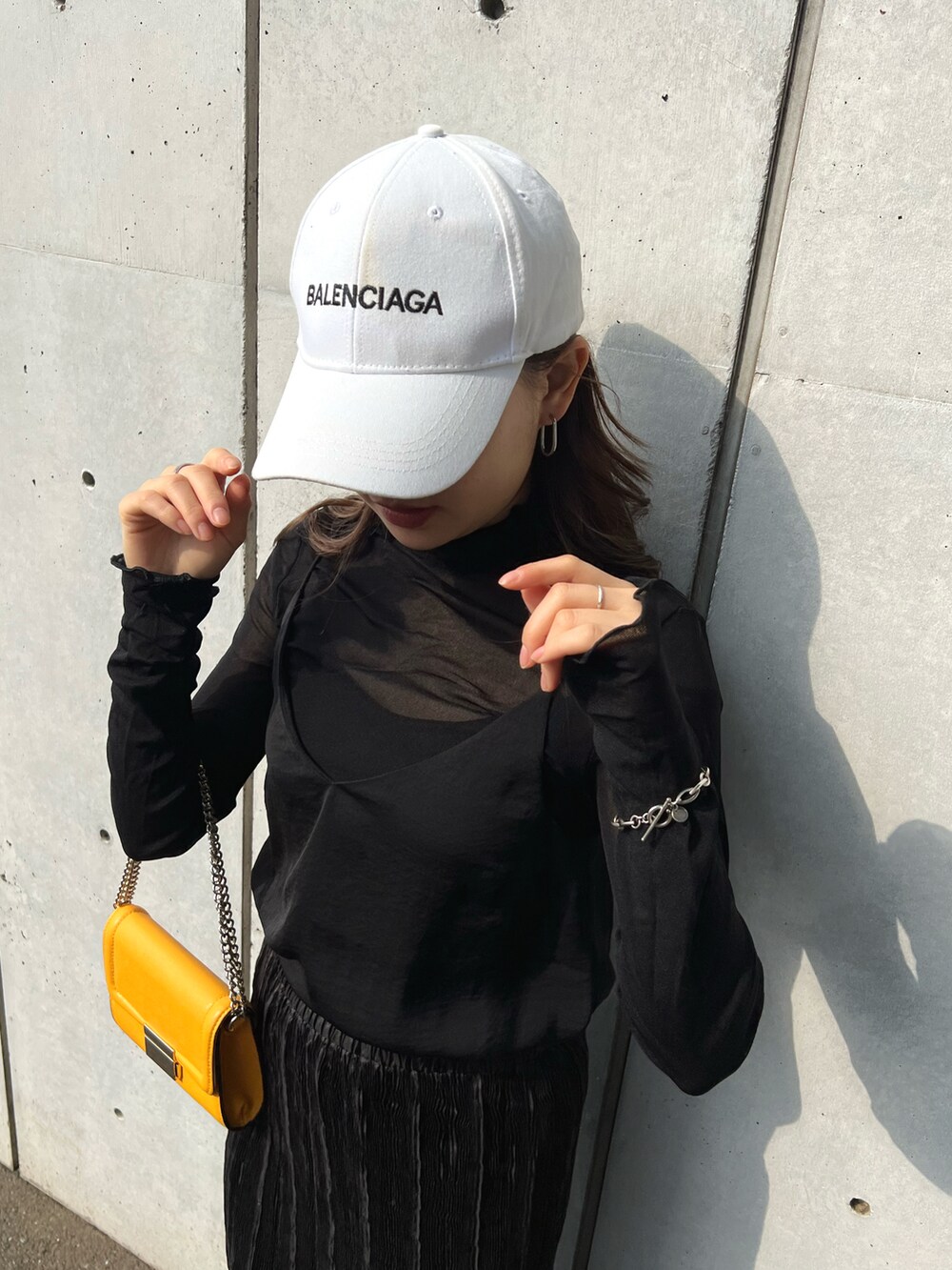 「春コーデ、カジュアルコーデ、スニーカーコーデ、モノトーン、シアートップス、スニーカー、低身長コーデ、ミニバッグ、converse、キャップ、モノトーンコーデ、低身長、プチプラ、プチプラコーデ、シースルー」｜「H&Mのアイテム（ショルダーバッグ、イエロー系）」を使った、  𝑅𝐼𝑁𝐴さん（レディース・152cm）の春コーディネートの4枚目の写真