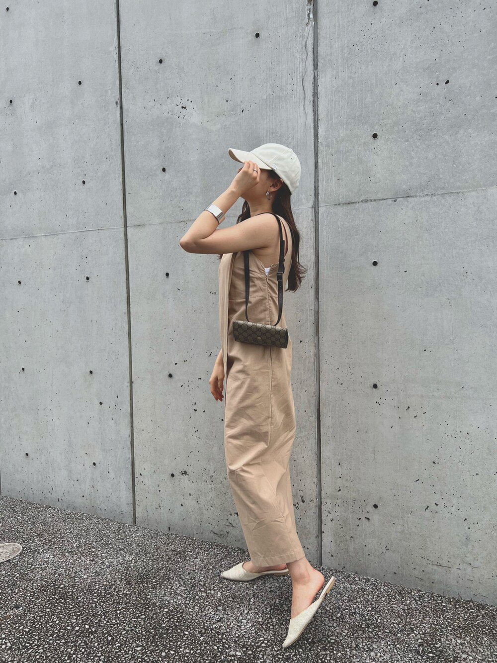 ホワイト系のサンダル、ベージュ系のワンピースを着用したレディースの夏コーディネートの2枚目の写真