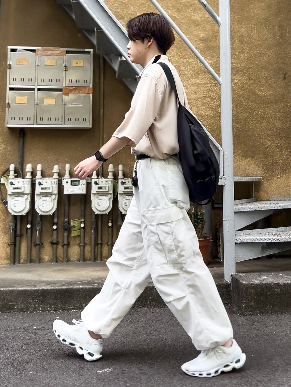 「夏コーデ、シンプルコーデ、ワントーンコーデ、きれいめカジュアル、ビッグシルエット、タックイン、シャツスタイル、オープンカラーシャツ、ワイドパンツ、白パンツ、カーゴパンツ、HARE、GU、MIZUNO、おしゃれさんと繋がりたい」｜「HAREのサテンカイキンシャツ(HARE)（シャツ/ブラウス、ベージュ系）」を使った、ゐをりさん（メンズ・171cm）の夏コーディネートの3枚目の写真