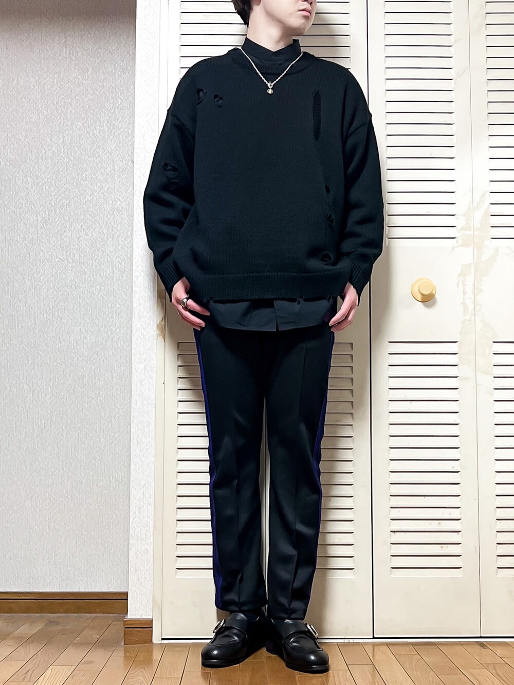 「冬コーデ、シンプルコーデ、オールブラック、モード、レイヤードスタイル、ニット、ダメージニット、ノーカラーシャツ、トラックパンツ、ラインパンツ、MAGNOLIA、HARE、UNIQLO、NEEDLES、おしゃれさんと繋がりたい」｜「MAGNOLIAのMAGNOLIA フリーサイズ（トレンチコート、ブラック系）」を使った、ゐをりさん（メンズ・171cm）の冬コーディネートの2枚目の写真