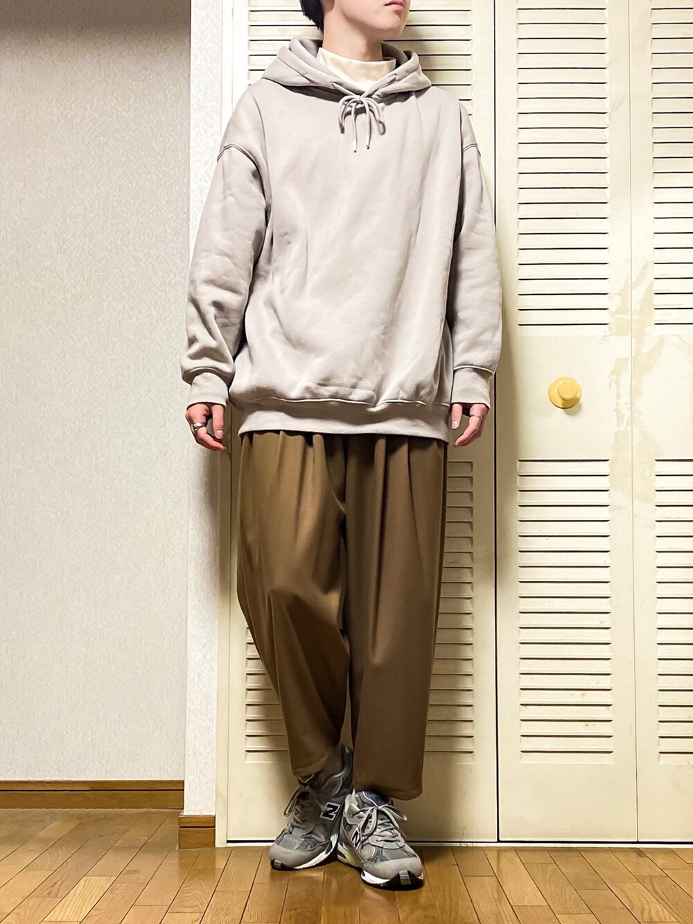 「チェック、スニーカー、ワントーンコーデ、ステンカラーコート、ベージュ、パーカー、New Balance、UNIQLO、HARE、冬コーデ、GU、ワイドパンツ、ブラウン、シンプルコーデ、おしゃれさんと繋がりたい」|「HAREのリバーシブルビッグステンカラーコート(HARE)(ステンカラーコート、ゴールド系)」を使った、ゐをりさん(メンズ・171cm)の秋コーディネートの2枚目の写真