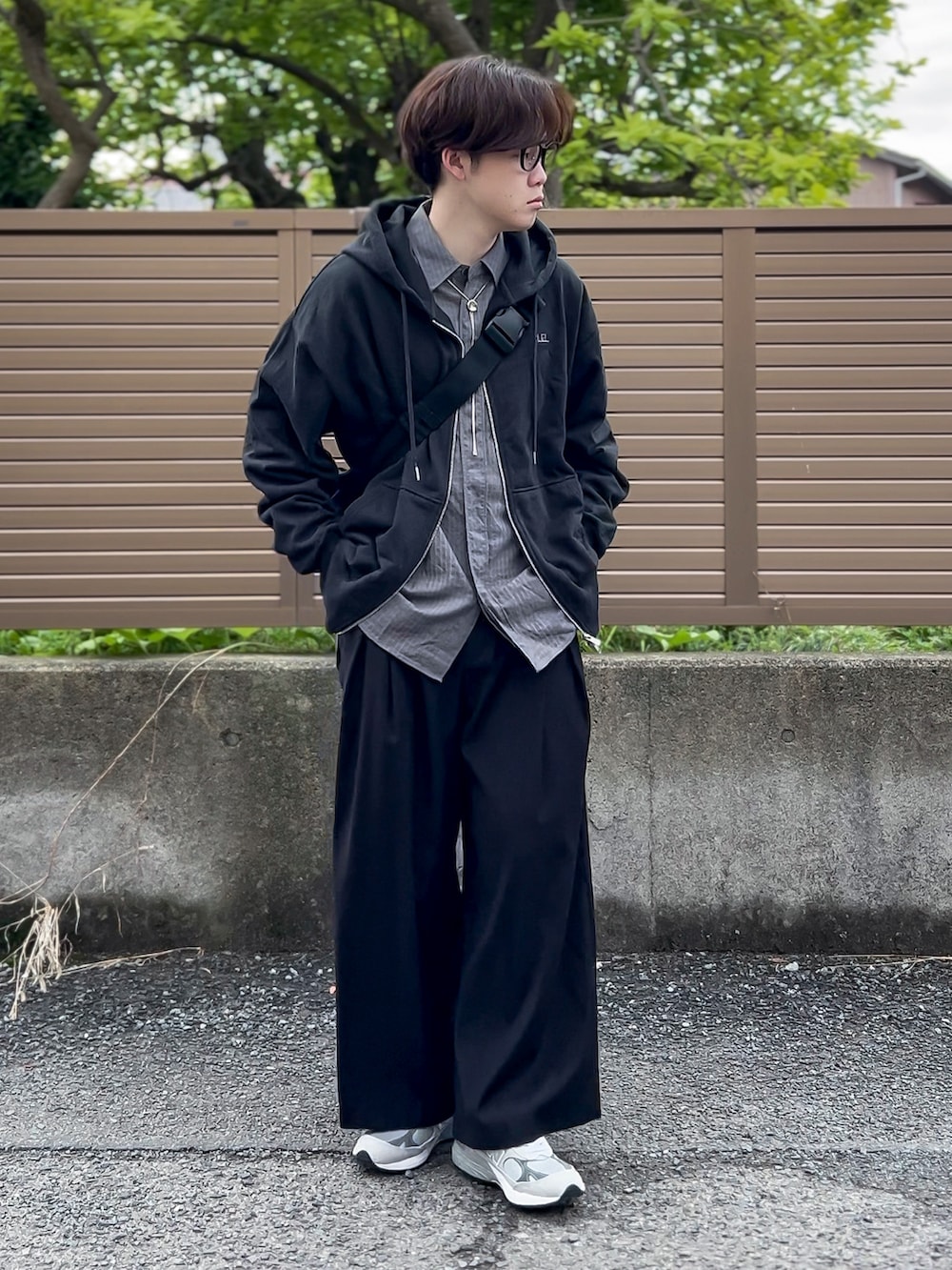 ブラック系のパーカー、グレー系のシャツ/ブラウス、ブラック系のその他パンツを着用したメンズの春コーディネートの5枚目の写真